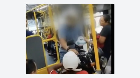 Insólito: Un hombre sube con su moto como pasajero de autobús en Brasil
