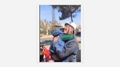 VIDEO: Niño iraní aterrado por una explosión se aferra a un rescatista