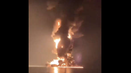 Irán afirma que un petrolero de EE.UU. está en llamas tras un ataque (VIDEO, FOTO)