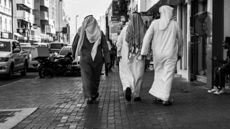 Irán insta a la población de EAU a que evacúe puertos y escondites de EE.UU.