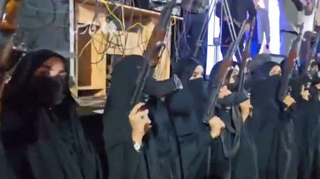 "No es una lucha solo de hombres": Mujeres iraníes exhiben armas en apoyo a su país (VIDEO)