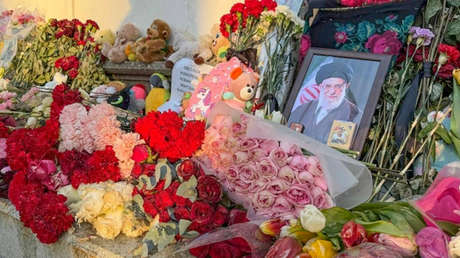 FOTOS: Moscovitas llevan flores a la Embajada de Irán expresando pesar por las víctimas de la guerra