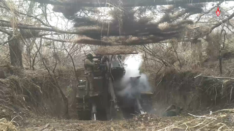 Golpe de precisión: artillería rusa arrasa puntos de mando de drones ucranianos (VIDEO)