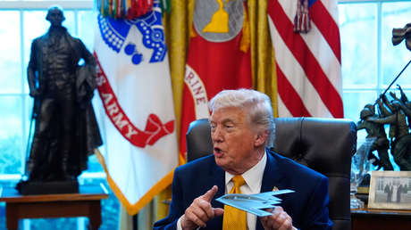 Trump exhibe una maqueta de un bombardero B-2 (VIDEO)