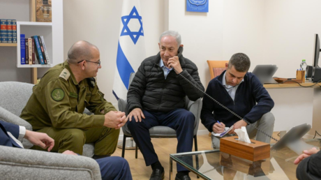 Oficina de Netanyahu difunde foto en la que se le ve ordenando el asesinato de altos funcionarios iraníes