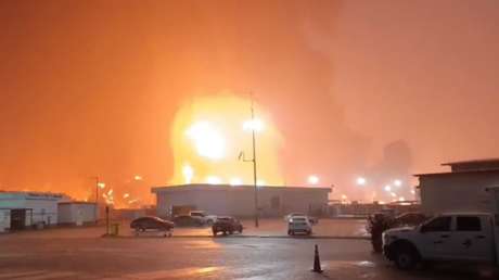 VIDEO: Momento del fuerte incendio en una refinería en México