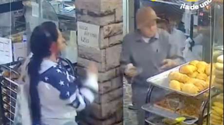 Mujer golpea violentamente a un adulto mayor por no atenderla 'rápido' en una panadería (VIDEO)