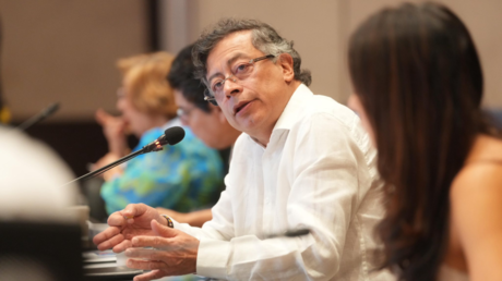 Petro cuestiona el silencio que mantiene América Latina por "estar arrodillada"