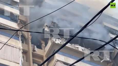 VIDEO: Mujer queda atrapada en el balcón de un apartamento en llamas tras bombardeos israelíes en Beirut