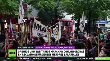 Gremios universitarios marchan con antorchas en reclamo de urgentes mejores salariales