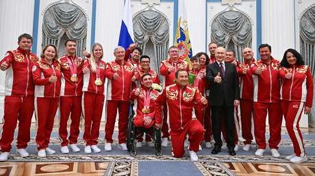 "Un auténtico triunfo": Putin felicita en persona a los campeones paralímpicos rusos