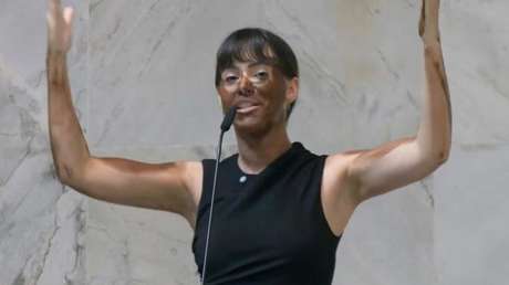 Diputada desata críticas por racismo tras pintarse la cara de negro en pleno discurso (VIDEO)