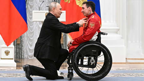 VIDEO: Putin se arrodilla para condecorar a un campeón paralímpico