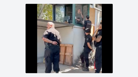 FUERTE VIDEO: Un hombre se prende fuego por una deuda salarial y hiere a tres policías