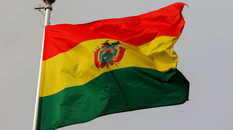 Militares de Perú retiran una bandera de Bolivia en zona fronteriza