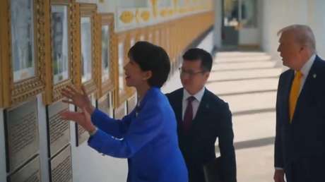 VIDEO: Primera ministra japonesa no puede contener la risa cuando Trump le muestra el retrato oficial de Biden