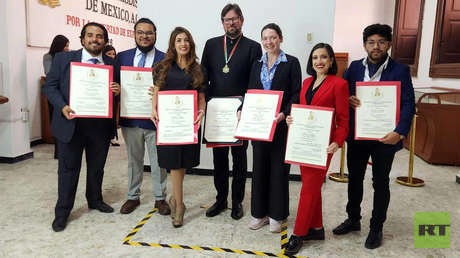 Equipo de RT recibe premios del Club de Periodistas de México