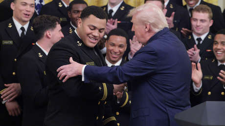 "Son como hierro": Trump estrechó la mano de un soldado de la Marina (VIDEO)