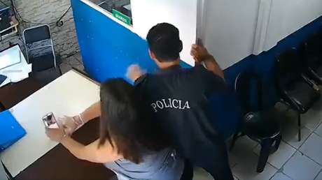 VIDEO: Un policía golpea a una mujer que fue a hacer una denuncia en la comisaría