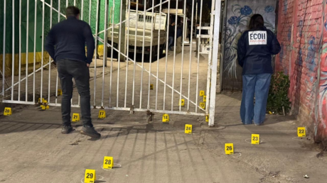 Saca a pasear a su perro y muere baleado por enfrentamiento entre bandas