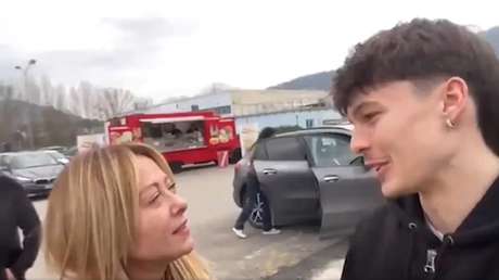 VIDEO: Un joven le pide una selfi a Meloni y le confiesa que votará 'no' en su referéndum