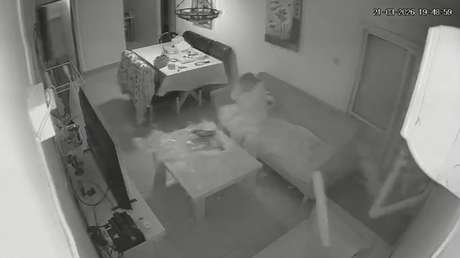 VIDEO: Ignora alarmas de misiles en Israel, se queda en su casa y casi la golpea una brutal onda expansiva
