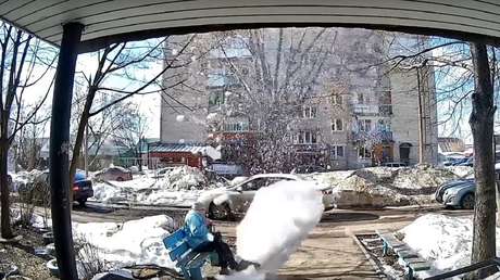 VIDEO: Anciana se salva por poco de ser golpeada por un enorme bloque de nieve