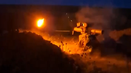 VIDEO: Militares rusos destrozan un blindado y un todoterreno enemigo con misiles Fagot
