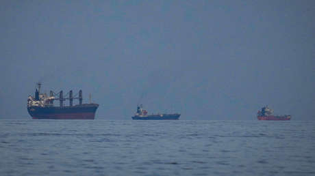 Reportan que un 'petrolero zombi' logró cruzar el estrecho de Ormuz