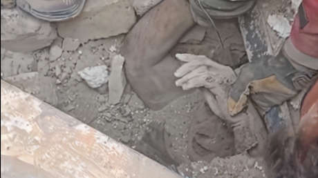 FUERTE VIDEO: Rescatan a un hombre de entre los escombros tras ataque aéreo en las afueras de Teherán