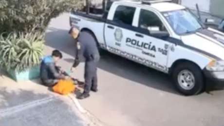 VIDEO: Policía cachetea a joven que descansaba en una banqueta y termina suspendido