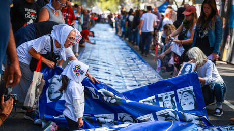 Argentinos marchan en memoria de las víctimas de la dictadura a 50 años del golpe militar