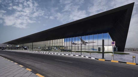 Incendio en aeropuerto internacional de Kuwait tras ataque con drones