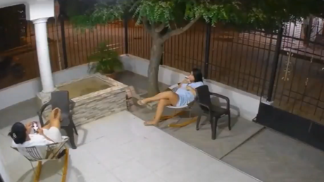 Una mujer es atacada a tiros en su casa y la agresión queda registrada en video