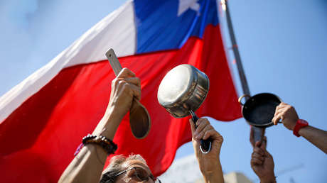Cacerolazos, advertencias y un polémico mensaje: Chile reacciona al alza de combustibles