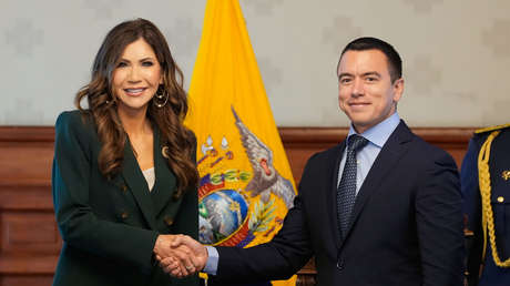 Noboa condecora a la 'excazamigrantes' de Trump