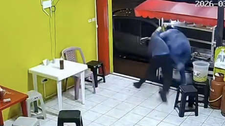 Embiste a ladrón que entra armado a su local (VIDEO)