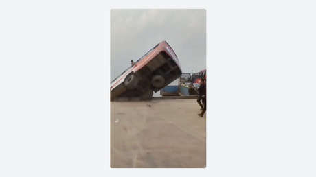 ESCALOFRIANTES IMÁGENES: La caída de un bus a un río deja más de 20 muertos