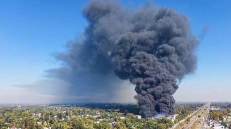 VIDEO: Impactante incendio de una fábrica de pinturas en Argentina