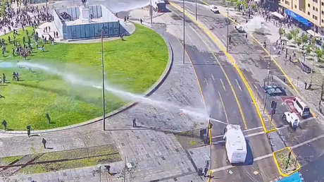 VIDEO: Carabineros lanza chorros de agua a manifestantes en protesta por el alza de combustibles