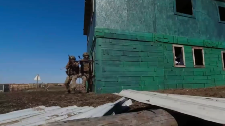 Sincronización letal: soldados rusos arrasan con todo a su paso en un simulacro de asalto (VIDEO)