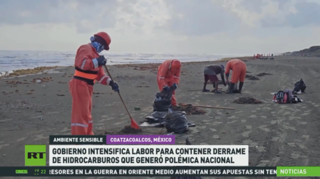 Gobierno de México intensifica labor para contener derrame de hidrocarburos que generó polémica nacional