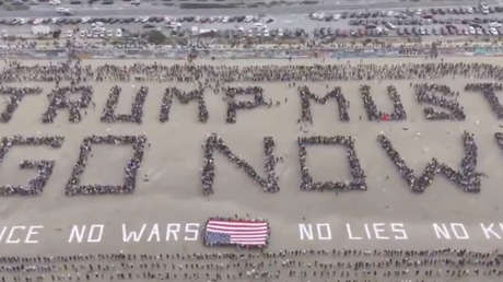 "¡DEBE LARGARSE YA!": Manifestantes coordinan un monumental mensaje para Trump