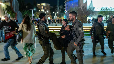 VIDEOS: Policía usa la fuerza para dispersar multitudinaria protesta contra la guerra en Tel Aviv