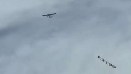 VIDEO: Despliegan un provocador mensaje durante manifestaciones contra Trump