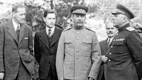 Charlas con nazis y un viaje a EE.UU. que no sucedió: la increíble historia del fantasma lingüístico de Stalin