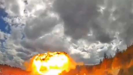 VIDEO: Gran explosión frente a un vehículo civil tras presunto fallo en el sistema de defensa aérea israelí