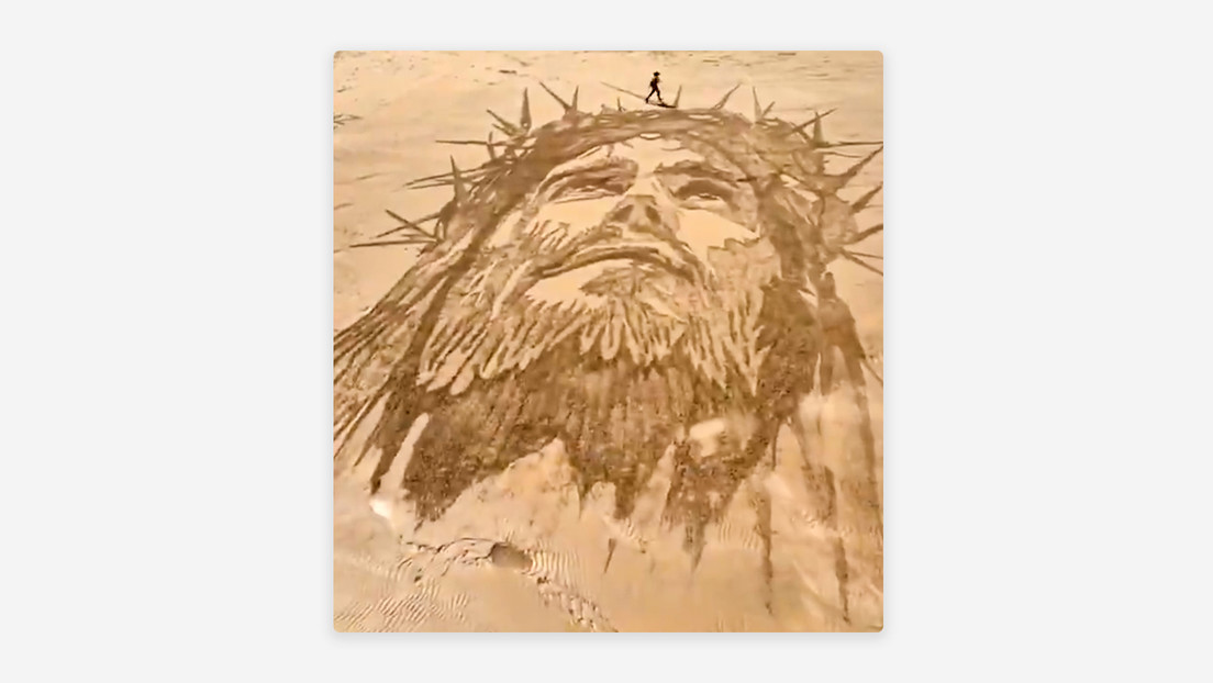 Rostro de Jesús aparece dibujado en la arena de una popular playa
