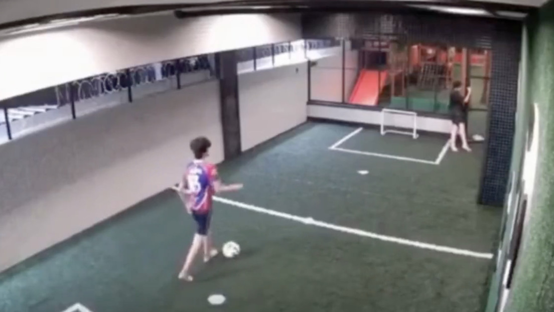 Niño salva a su amigo de la muerte en una cancha de fútbol