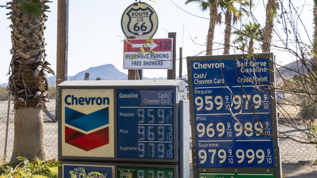Trump augura cuándo "caerán en picado" los precios de la gasolina